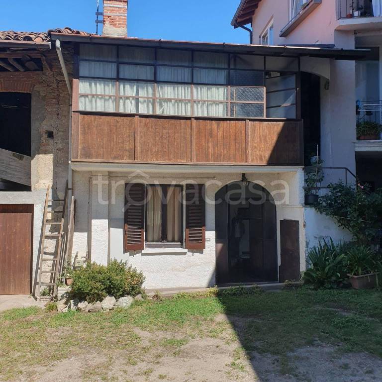 appartamento in vendita a Leggiuno in zona Arolo