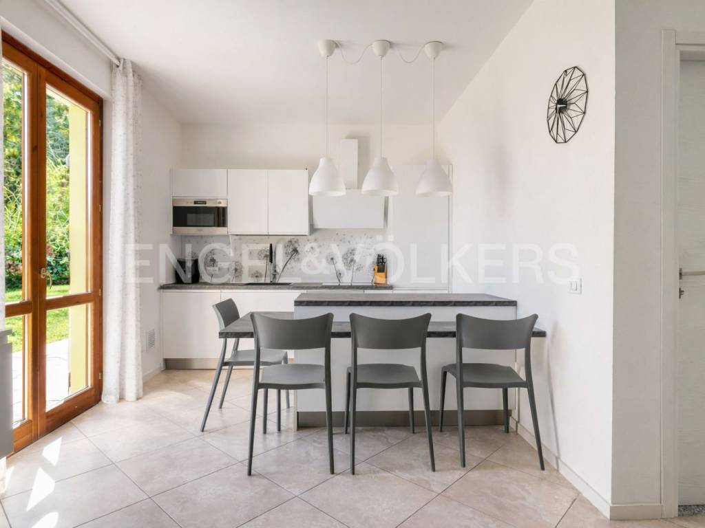 casa indipendente in vendita a Leggiuno in zona Arolo