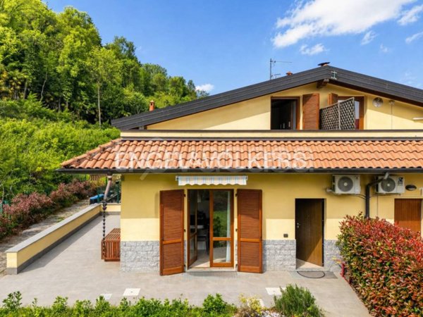 casa indipendente in vendita a Leggiuno in zona Arolo