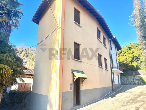 casa semindipendente in vendita a Leggiuno in zona Arolo