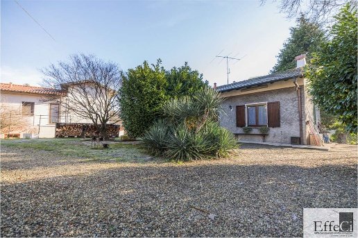 casa indipendente in vendita a Leggiuno in zona Cobbione