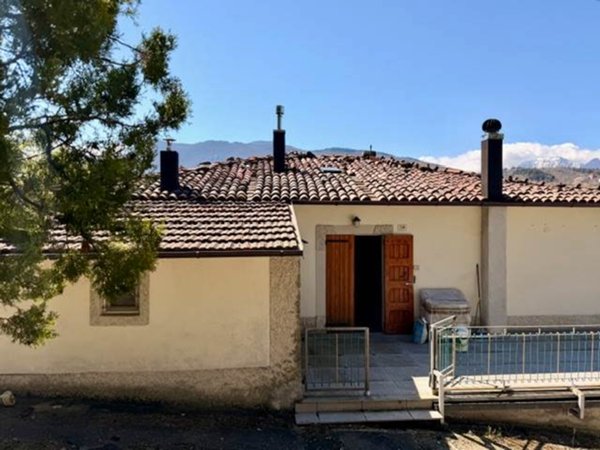 casa indipendente in vendita a Leggiuno in zona Reno