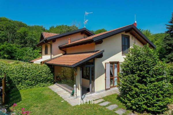 casa indipendente in vendita a Leggiuno
