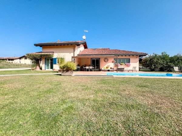 casa indipendente in vendita a Leggiuno in zona Reno