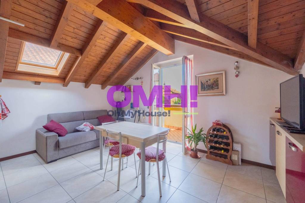 appartamento in vendita a Leggiuno in zona Reno