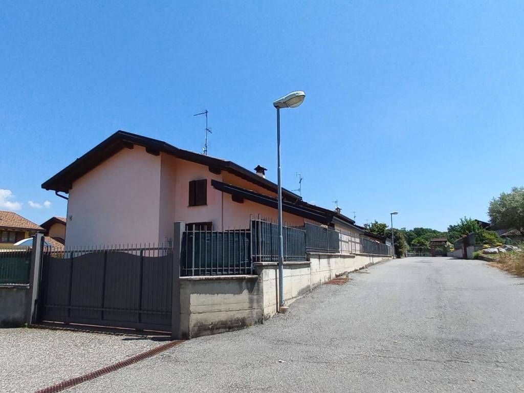 casa indipendente in vendita a Leggiuno