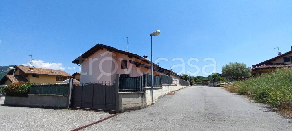 casa indipendente in vendita a Leggiuno in zona Ghirate