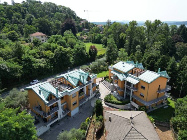 appartamento in vendita a Leggiuno in zona Arolo