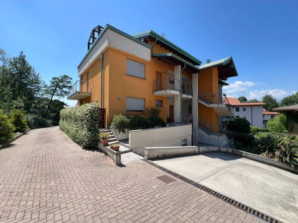appartamento in vendita a Leggiuno in zona Arolo