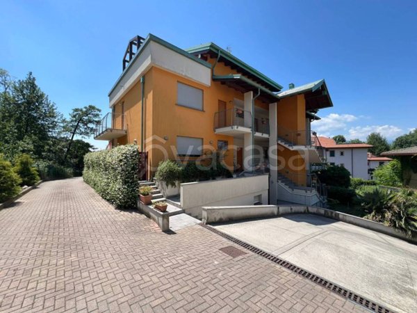 appartamento in vendita a Leggiuno in zona Arolo