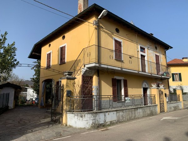 appartamento in vendita a Leggiuno in zona Campagna
