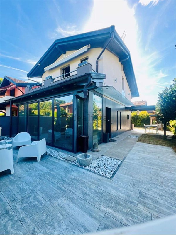 casa indipendente in vendita a Leggiuno in zona Reno
