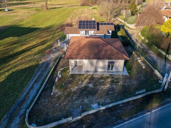 casa indipendente in vendita a Leggiuno in zona Marzaro