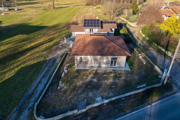 casa indipendente in vendita a Leggiuno in zona Bosco