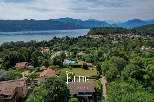 casa indipendente in vendita a Leggiuno in zona Bosco