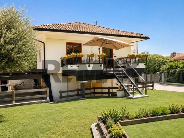 casa indipendente in vendita a Leggiuno in zona Reno