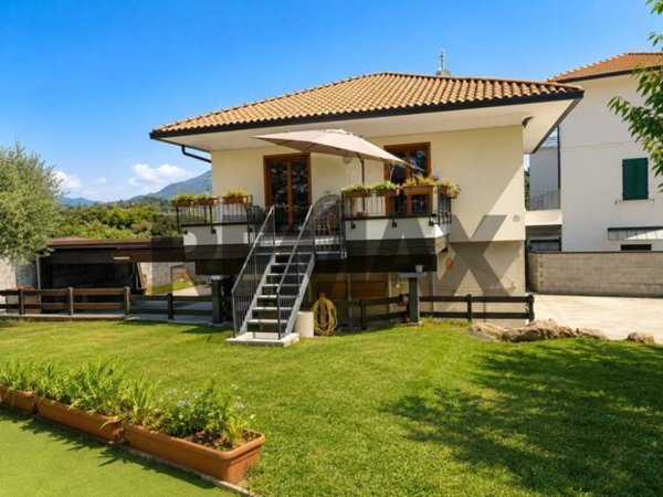 casa indipendente in vendita a Leggiuno in zona Reno