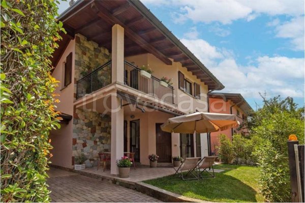 casa indipendente in vendita a Leggiuno in zona Campagna