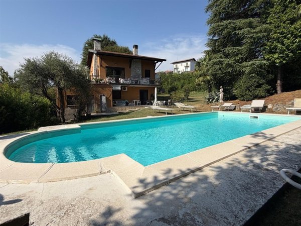 casa indipendente in vendita a Leggiuno in zona Arolo