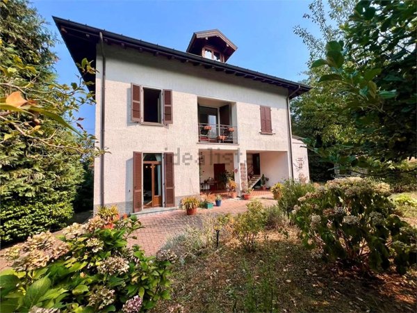casa indipendente in vendita a Leggiuno in zona Cellina