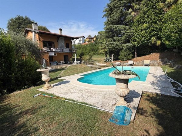 casa indipendente in vendita a Leggiuno in zona Arolo
