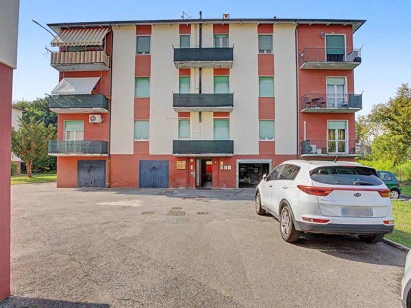 appartamento in vendita a Leggiuno in zona Marzaro