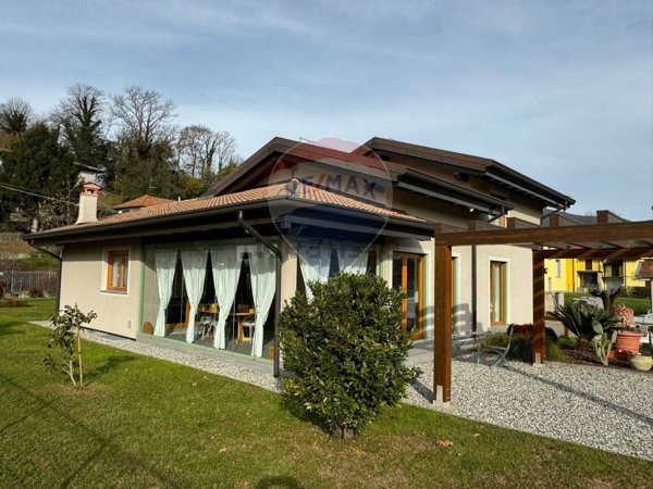 casa indipendente in vendita a Leggiuno in zona Arolo
