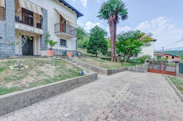 casa indipendente in vendita a Leggiuno in zona Ghirate