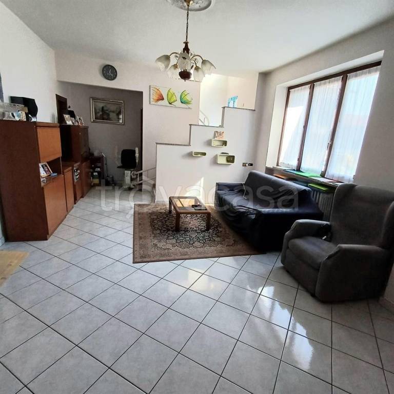 casa indipendente in vendita a Lonate Ceppino