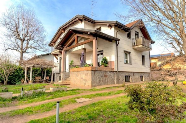 casa indipendente in vendita a Lonate Ceppino