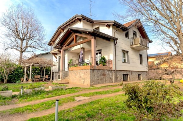 casa indipendente in vendita a Lonate Ceppino