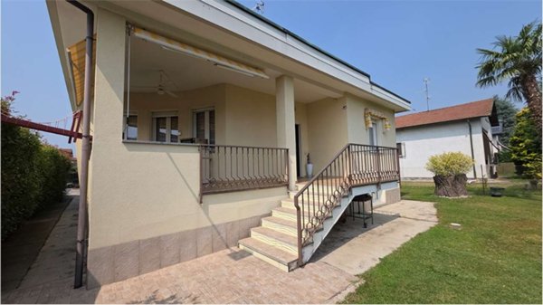 casa indipendente in vendita a Lonate Ceppino