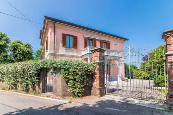 casa indipendente in vendita a Lonate Ceppino
