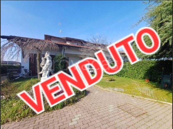 casa indipendente in vendita a Lonate Ceppino