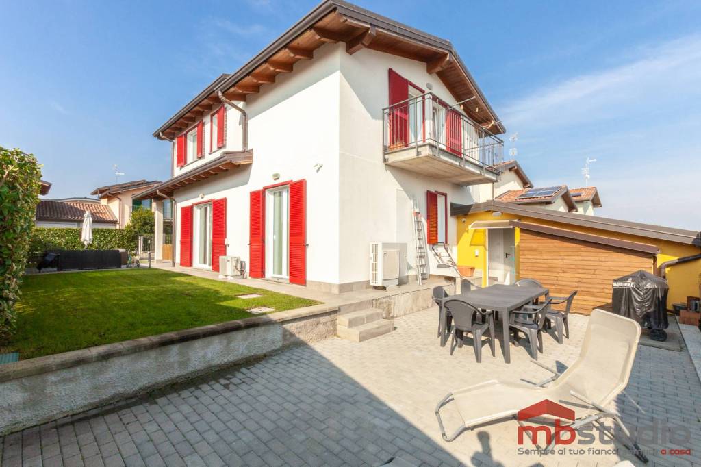 casa indipendente in vendita a Lonate Ceppino