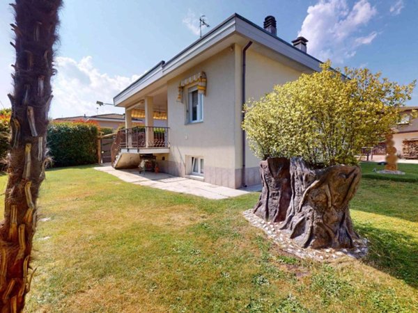 casa indipendente in vendita a Lonate Ceppino
