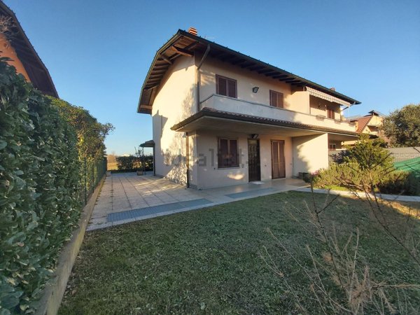 casa indipendente in vendita a Lonate Ceppino