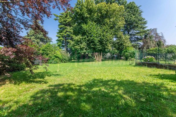 negozio in vendita a Lonate Ceppino