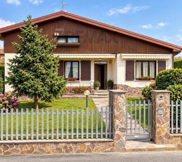 casa indipendente in vendita a Lonate Ceppino