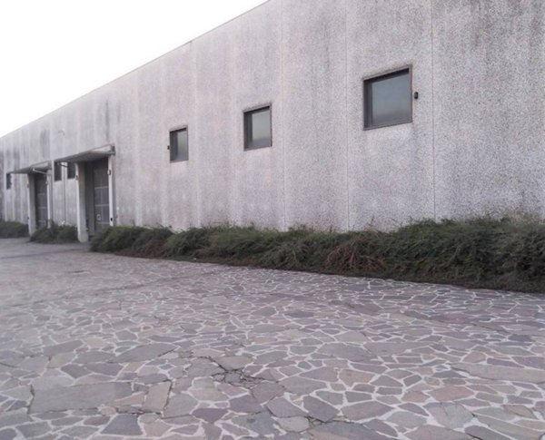 locale commerciale in vendita a Lonate Pozzolo in zona Sant'Antonino Ticino