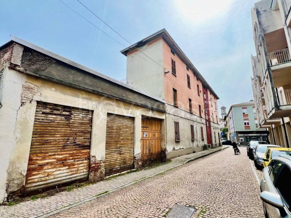 locale commerciale in vendita a Lonate Pozzolo