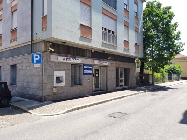 locale commerciale in vendita a Lonate Pozzolo