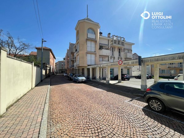 locale commerciale in vendita a Lonate Pozzolo