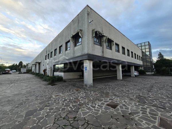 capannone in vendita a Lonate Pozzolo