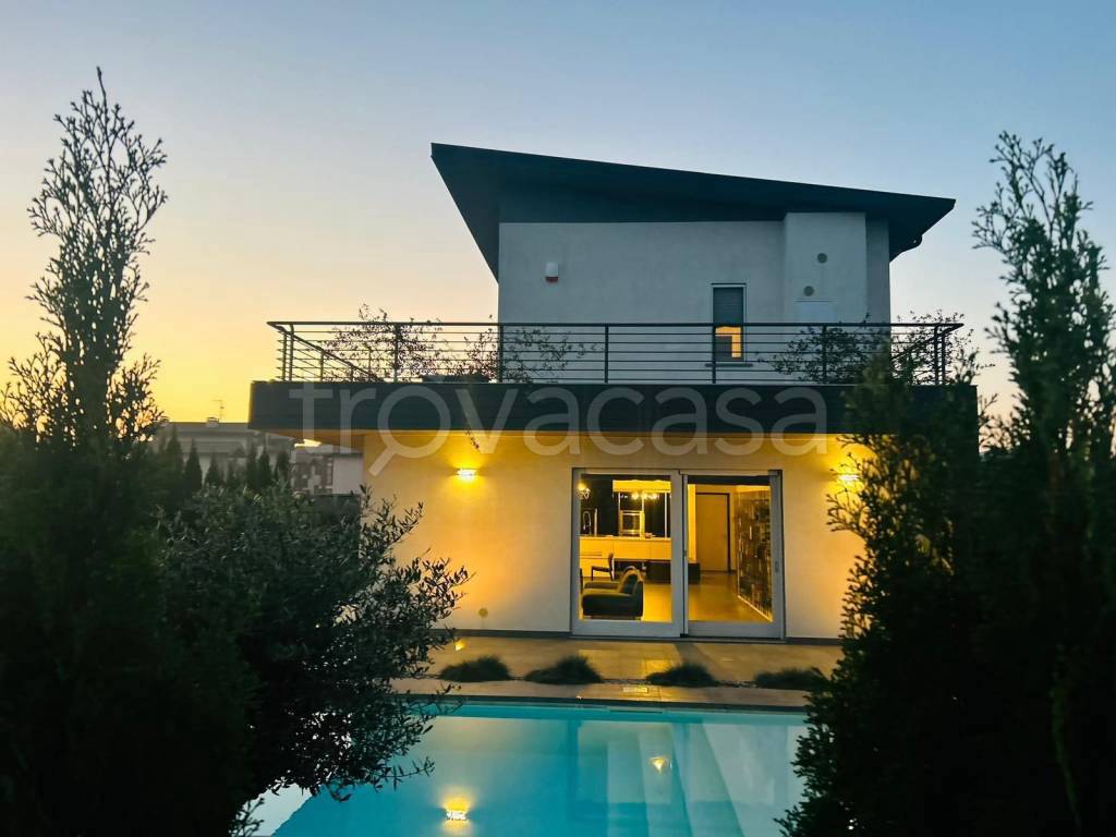 casa indipendente in vendita a Lonate Pozzolo