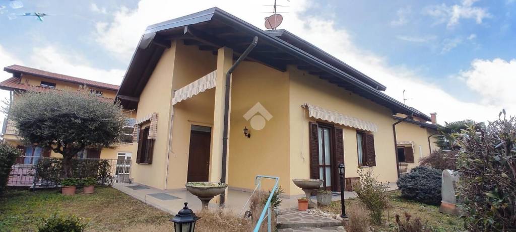casa indipendente in vendita a Lonate Pozzolo in zona Sant'Antonino Ticino