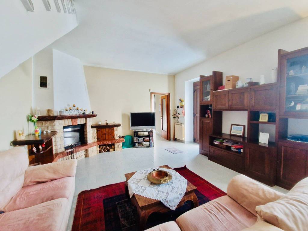 casa indipendente in vendita a Lonate Pozzolo in zona Tornavento