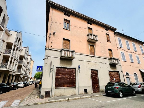 locale commerciale in vendita a Lonate Pozzolo