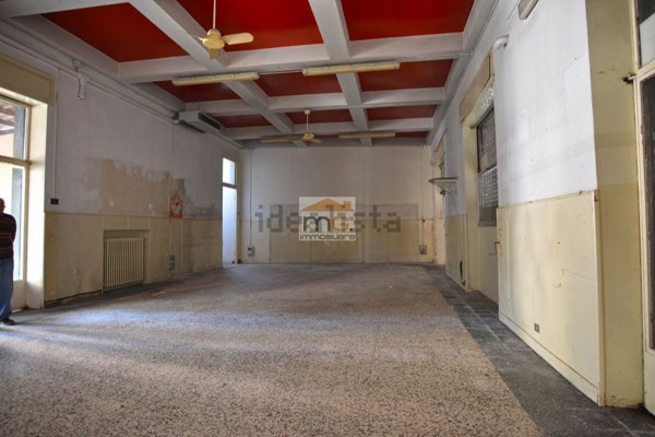 locale commerciale in vendita a Lonate Pozzolo