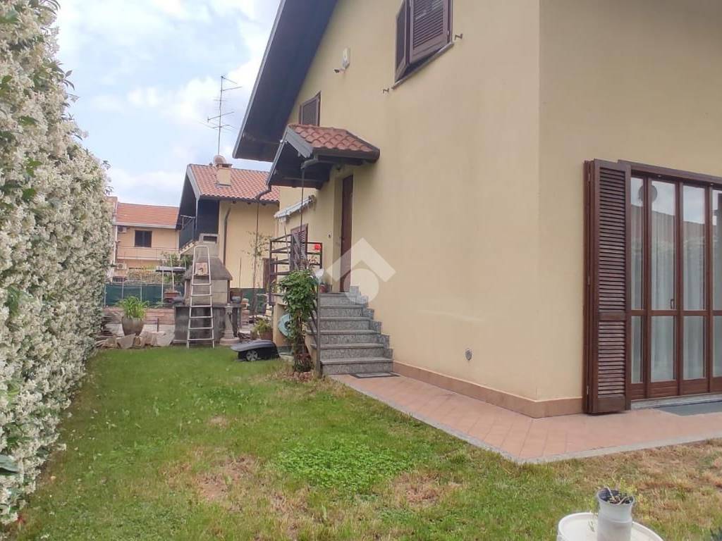 casa indipendente in vendita a Lonate Pozzolo